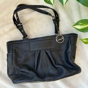 Coach black leather handbag, two handles, zipper closure